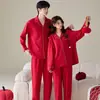 Nueva colección de otoño: Pijamas de algodón puro para mujer y parejas, con un festivo color rojo, tela suave y amigable con la piel, un cuello elegante y un vibrante diseño rojo, adecuados para ropa de estar para hombre y ocasiones de boda