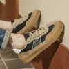 Tênis casuais versáteis da moda outonal masculina, tênis de treino alemães de couro preto com biqueira T retrô para adolescentes