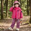 Jaqueta corta-vento infantil para meninos, modelo outono 2026, jaqueta corta-vento com capuz estilosa infantil três em um para primavera e outono para meninos