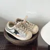 Tênis infantis estilo coreano com biqueira de concha e estrelas, novos sapatos casuais retrô para primavera e outono para meninos e meninas, sapatos esportivos fofos e peculiares com sola macia