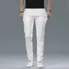 Jeans Branco de Alta Qualidade para Homens Hong Kong Outono 2026, Corte Slim, Perna Afunilada, Business, Elástico, Versátil, Calça Branca Pura Casual