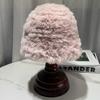 Gorro de felpa de piel de conejo de imitación simple de estilo japonés para mujer, gorro de punto de color sólido que combina con todo, gorro grueso y cálido con protección para las orejas para otoño e invierno.