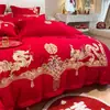 Novo conjunto de quatro peças para casamento escovado e amigável à pele, bordado de dragão e fênix, vermelho festivo, roupa de cama simples para quarto de casamento, lençol de cama de casamento
