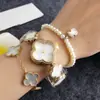 Reloj para Mujer con Logo Personalizado Trébol de Cuatro Hojas Pulsera Negra Dorada Reloj para Mujer Estilo Pulsera Venta al por Mayor Transfronteriza Reloj Impermeable