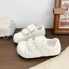 Tênis brancos acolchoados com bolinhas e biqueira de concha para mulheres, perfeitos com saias, leves e versáteis, um novo estilo popular para estudantes do ensino fundamental, com fechos de velcro