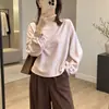 Elegante blusa floral de manga morcego com frente fluida e costas franzidas, 100% acetato, design estiloso que disfarça a silhueta