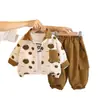 Moda Infantil Masculina Primavera e Outono 2025 Novo Estilo Urso Biscoito Manga Longa Conjunto de Três Peças Terno Estilo Coreano
