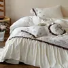 Juego de ropa de cama de cuatro piezas estilo retro francés, grueso, cepillado, 100% algodón de fibra larga, con funda nórdica de encaje de cola de pez bordada y sábana bajera.