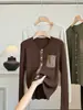 Suéter cárdigan de punto trenzado estilo Old Money para mujer Otoño Diseño con sentido Bolsillos Parche de gamuza Cuello redondo Top estilizado
