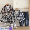 Conjunto para niño 2026 nueva colección de otoño, ropa infantil elegante y moderna, conjunto de tres piezas de cárdigan de cuadros para bebé para niños