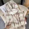 Cachecol para Mulheres, Outono e Inverno, Xadrez Atmosférico, Estilo Coreano, Versátil, Item Quente de Inverno, Novo Estilo 2025, Espessado, Quente, Atacado