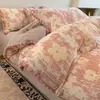 Juego de ropa de cama de cuatro piezas de terciopelo de leche de invierno con diseño de pompón, que incluye una funda de edredón gruesa de forro polar de coral bordada y una sábana bajera.