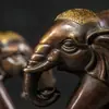 Un par de adornos de elefante de cobre Latón amarillo carácter Fu elefante auspicioso artesanías Decoración de escritorio para el hogar y la oficina regalo al por mayor