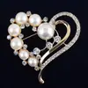 Broche de Coração de Pêssego de Cristal de Alta Qualidade Mais Vendido Broche de Pérola para Mulheres Versátil de Alta Qualidade Estilo Coreano Joia para Roupas Pino Criativo Lapela de Terno
