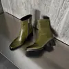 Botines de cuero de grano superior color verde oliva de nicho para mujer, estilo minimalista, puntera cuadrada lisa, acabado lavado en color, con cremallera trasera y tacón alto