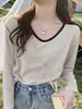 Camiseta elegante e única com blocos de cor e decote V de manga longa para mulheres, apresentando uma estampa floral em cinza claro, perfeita como segunda pele ou top base estilo coreano para o outono
