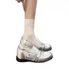 Zapatos Mary Jane estilo ballet con diseño para aumentar la altura, caracterizados por un tacón grueso, una punta poco profunda y un look versátil y moderno, perfectos para la temporada de otoño 2026, y asegurados con una correa de velcro.