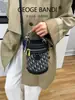 Bolso Cilíndrico Versátil de Gama Alta Moda Otoño e Invierno 2025 Bolso Cubo Simple Popular Bolso Cruzado para Mujer