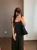 Roupa íntima versátil com malha canelada de alta elasticidade, textura escovada, corte justo, decote em U profundo, bojo embutido, camisola H090213