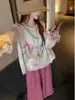 Elegante conjunto de dos piezas para mujer: camisa con bordados y protección solar y pantalones casuales de pierna ancha, un atuendo de verano único y hermoso