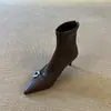 Botas finas de tacón alto de estilo británico de nicho, nuevas y de moda 2026 para mujer, con hebilla, punta fina, cremallera trasera elegante y diseño elástico
