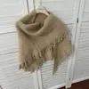 Tamaño grande, combinado con un abrigo, bufanda triangular de lana mezclada de color liso para mujer con flecos, chal tejido, otoño/invierno, con un aire bohemio