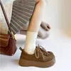 Sandálias Birkenstock com Solado Grosso para Aumentar a Altura para Mulheres, Nova Moda Outono 2026 Versátil Camurça Retrô Corte Profundo Bico Largo Sapatos de Salto Único