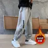 Pantalones de Forro Polar para Niños Invierno 2025 Estilo Nuevo para Niños Mayores Otoño e Invierno Pantalones Largos Deportivos Integrados de Forro Polar para Niños Tendencia