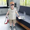 Conjunto de Verão para Meninos 2026 Novo Estiloso Roupas Frescas Infantis Conjunto de Duas Peças com Colete Listrado Sem Mangas para Bebê Tendência