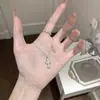 Colar com pingente de cruz dupla brilhante em prata, moderno e estiloso, uma corrente de clavícula chique, versátil e elegante, estilo longo, design novo