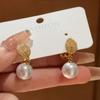 [Chapado en oro real] Pendientes versátiles con diseño de hebilla de oreja de perla con hojas de diamante microincrustadas a mano de doble cara con temperamento lujoso y ligero.