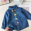 Roupas Infantis Japonesas e Coreanas~Novo Estilo Primavera/Verão 2026 Camisas com Gola Estampadas de Carros Fofos para Meninos e Meninas, Camisas Jeans Estilosas para Bebês