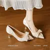 Sapatos de salto alto com miçangas de tamanho pequeno para mulheres, novidade da primavera de 2026, estilo francês com laço e bico fino, sapatos femininos para festa