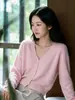 Suave como una nube y cómodo, este cárdigan de punto con mezcla de cachemira, lana y seda de morera de 28 hilos presenta un acabado cepillado, mangas largas y un diseño de cuello en V, perfecto para mujeres