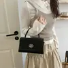 Bolsa de mão retrô quadrada pequena da moda para outono e inverno, com fecho de giro simples na aba, alça de ombro removível, e pode ser usada como bolsa de ombro ou bolsa transversal.