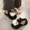 Chinelos fechados respiráveis vazados 2026 verão uso externo doce feminino fofo Hello Kitty sandálias de sola grossa para mulheres