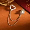 Broche Exquisito para Mujer con Cadena de Doble Capa y Borla, Estilo Británico Retro de Lujo Ligero, Nuevo Artículo Transfronterizo, Pin de Solapa con Perlas de Amor