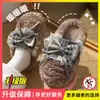 Pantufas de pelúcia de algodão com laço fofo para outono e inverno, apresentando design antiderrapante com sola grossa, forro quente e padrão xadrez com acabamento em renda, perfeitas para uma atmosfera de casa aconchegante e de conto de fadas