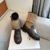 Novas botas de tornozelo estilo retrô 2026 com design que aumenta a altura, apresentando fivela de cinto, salto grosso, sola grossa, detalhes plissados estilo country e estilo de bota de cavaleiro