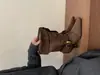 Botas Apiladas Nuevas Otoño/Invierno 2026 Amigables para Personas Bajas Punta Puntiaguda Tacón Alto Hebilla Media Caña Botas de Moda