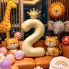 Decoración de Escena para Fiesta de Cumpleaños Número 2 de Niño con Globos de Número 3 y Corona, Creando una Atmósfera Ceremonial y Accesorios para Fotos