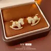 Pendientes de Poni Huecos con Incrustaciones de Diamantes Ultra Brillantes de Aguja Plateada, Lujo Ligero, Gama Alta, Pendientes de Botón Exquisitos con un Diseño Único, Pendientes Versátiles de Nicho