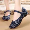Grulla Blanca de Almohada 2026 Modelo Nuevo Tacón de Cuña Estilo Floral Étnico Zapatos de Baile Bordados con Aumento Interno de Altura para Madres y Mujeres
