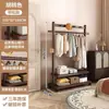 Cabideiro para uso doméstico no quarto, um cabideiro simples de chão, modelo novo, não é de madeira maciça, cabide para economizar espaço