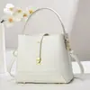 Fornecida diretamente pelo fabricante, a nova bolsa é estilosa, tem grande capacidade e pode ser usada como bolsa de ombro ou bolsa crossbody.. É uma bolsa de balde em versão coreana com um design simples e elegante.
