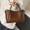 Bolsa de Balde Portátil Simples e Versátil para Mulheres, Novo Modelo Estilo Coreano para Trabalho e Deslocamento, Bolsa de Ombro, Moda Inverno 2025 com um Toque de Luxo