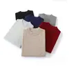 Suéter masculino simples de cashmere com gola redonda, gola alta discreta, corte solto e disponível em tamanhos grandes.