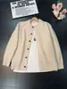Chaqueta cárdigan de punto color caqui Cleanfit para hombre, otoño y primavera, suéter de cuello redondo de alta gama, chaqueta retro americana