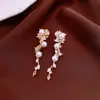 Pendientes de borla con flor de trébol de circonita vintage con un toque de alta gama, pendientes versátiles y de moda al por mayor