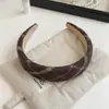 Faixa de Cabelo Xadrez em Tecido Cor de Café Maillard para Mulheres, Faixa de Cabelo de Moda de Alto Padrão para Outono e Inverno com um Elegante Design de Coroa Alta